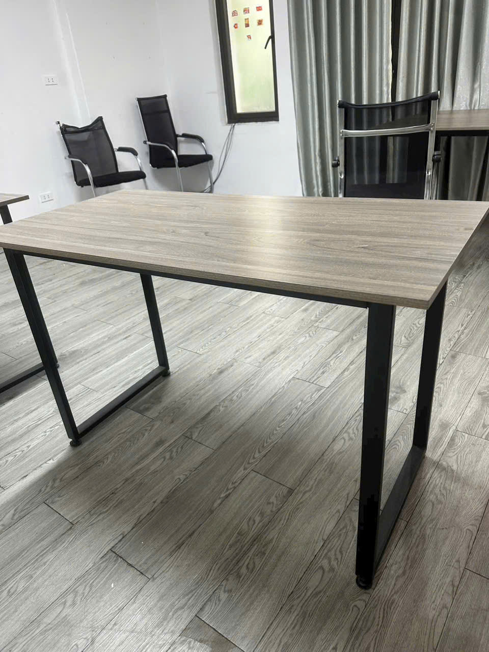 Bàn Làm Việc Chân Sắt Chữ U Hiện Đại