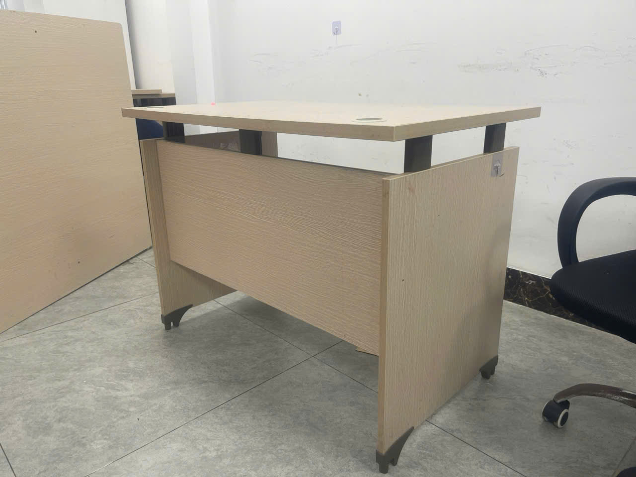 Bàn Làm Việc Gỗ Công Nghiệp Chân Cách Điệu