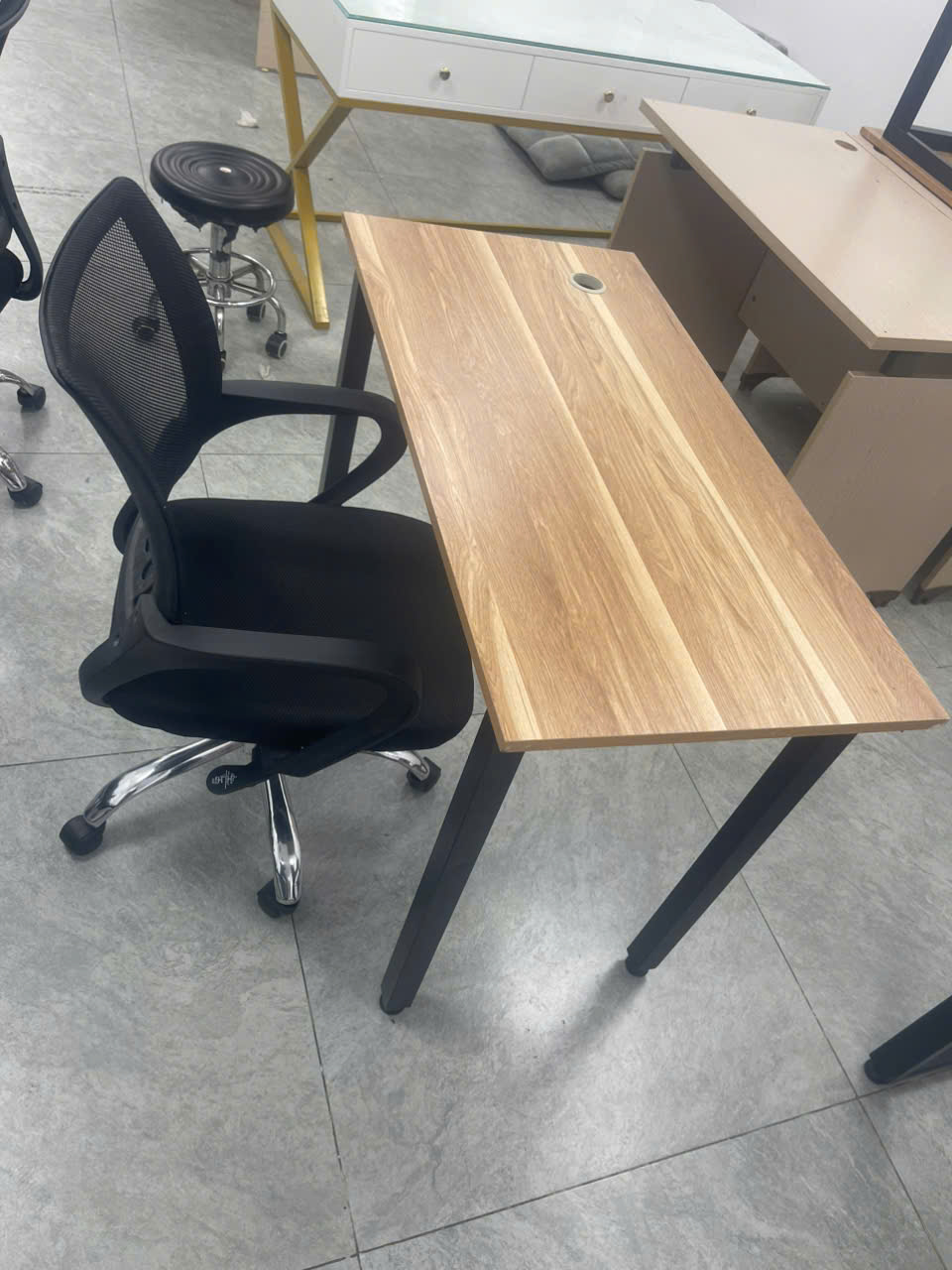 Bàn Nhân Viên Chân Sắt Hộp 40x40 Nhỏ Gọn