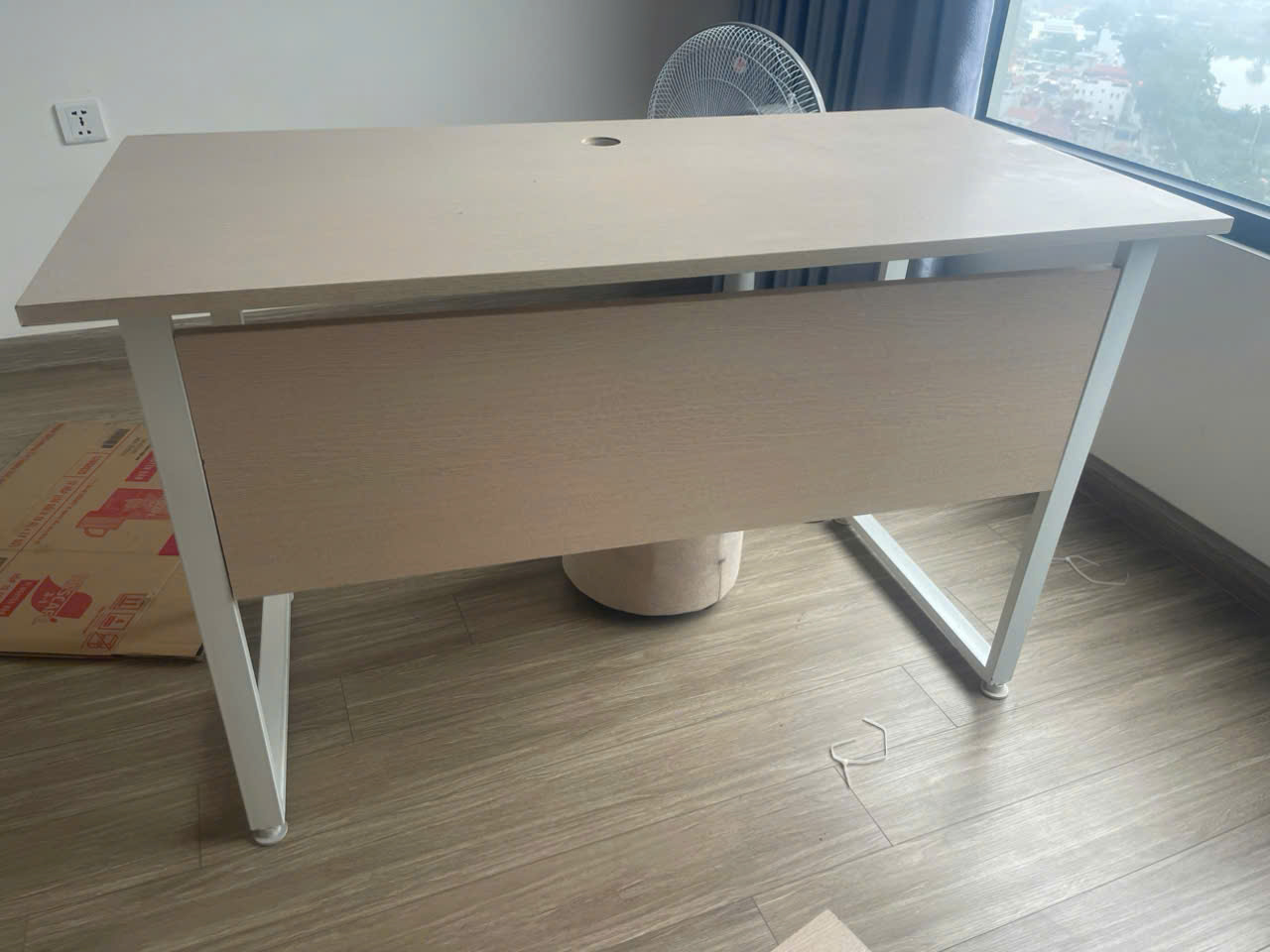 Bàn Văn Phòng Chân Sắt Chữ U Có Yếm Gỗ